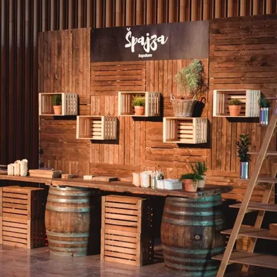 Backbar Wood iz paletnih pokrovov