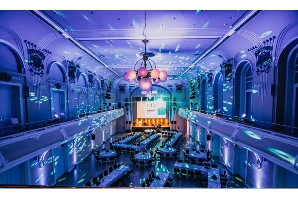 Osvetljena dvorana gala dogodka